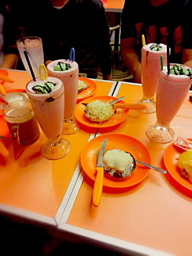 surabi imut nhi bandung plus milk shake|kenny kartikasariさん