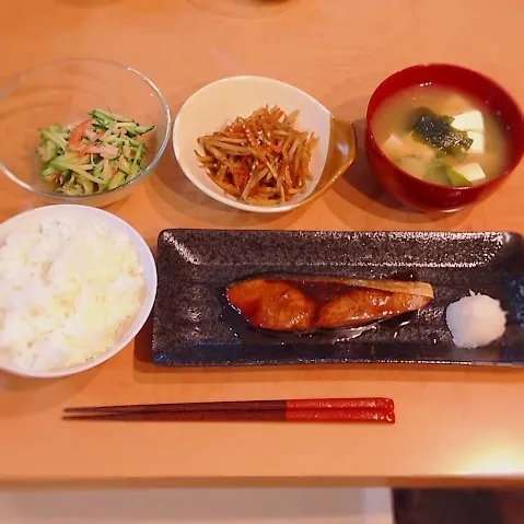 ブリ照り、きんぴらごぼう、きゅうりとカニカマの胡麻酢和え、豆腐とワカメの味噌汁|はるさん