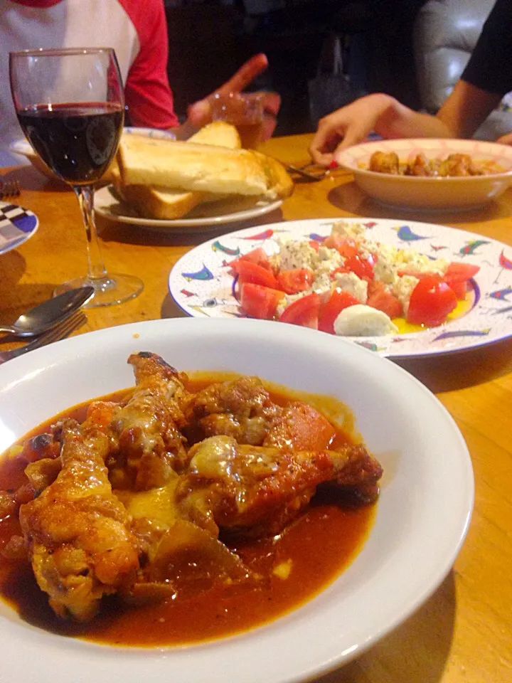 家族の夕食は鶏手羽元のトマト煮込み、パルミジャーノチーズで！、カプレーゼとパンでした|Chef 中川浩行さん