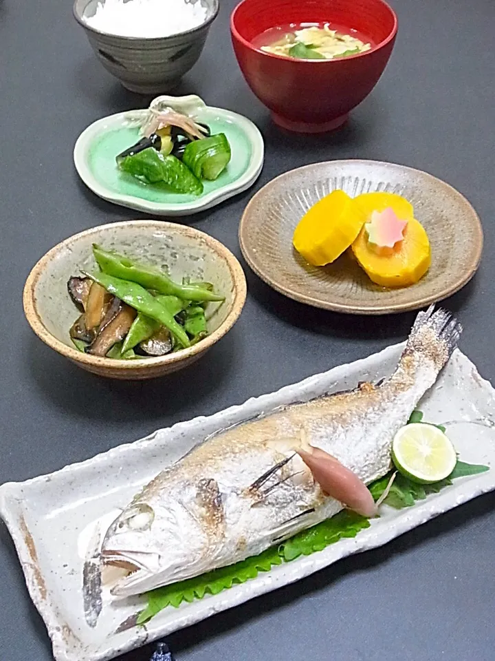 今晩は、イシモチ塩焼き 茗荷 スダチ、めちゃうまかぼちゃの煮付け 紅葉麩、茄子とモロッコいんげんの炒め煮、茄子と胡瓜の浅漬け、茸とワカメのかき玉汁、ご飯
 
新調した砥石で研いだ包丁で、お造りを引きたいところですが、今日はイシモチ君を塩焼きにしました。
グーグー言うから別名グチ。
頭の内部に平衡感覚を司る大きな『耳石（|akazawa3さん