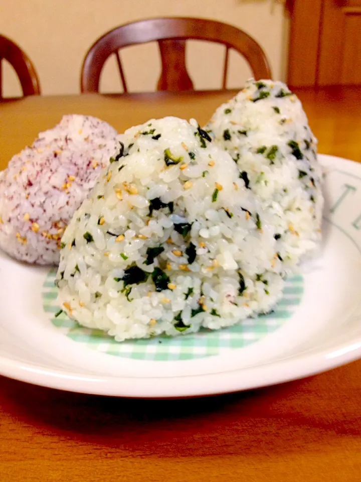 炊き込みわかめとゆかりのおにぎり🍙息子のご飯前の待ち食|まいりさん