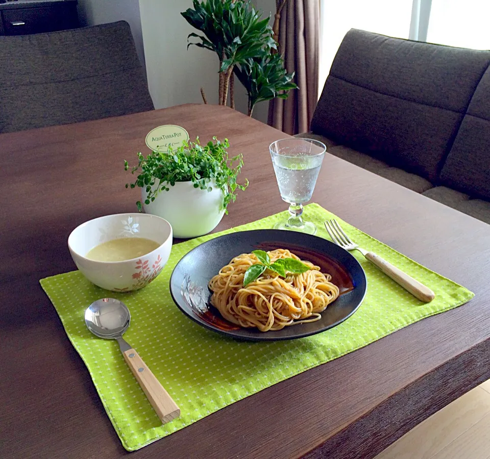 ボルチーニ茸のクリームスパゲティ、えんどう豆の冷製スープ、炭酸水|pentarouさん