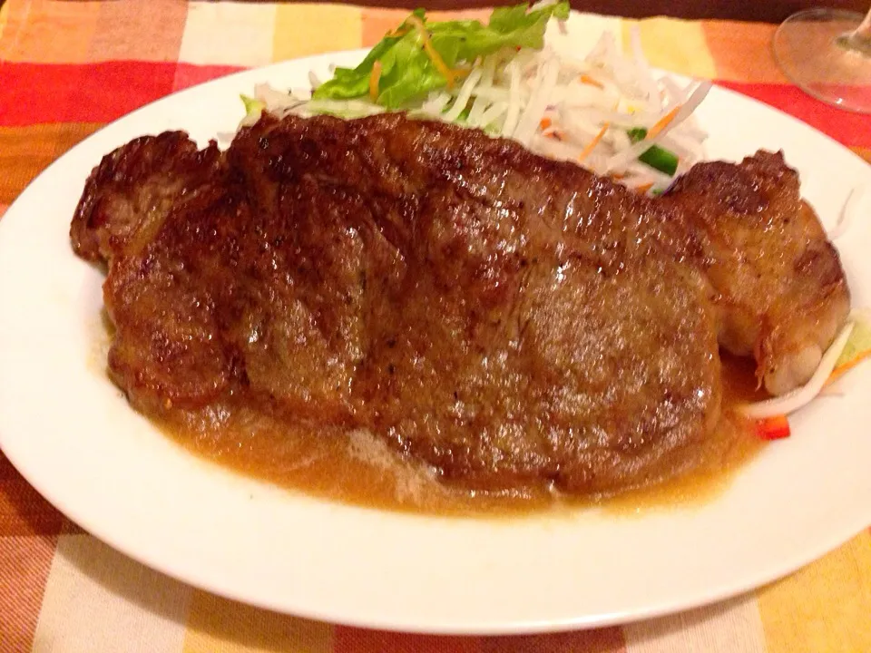 たっぷりサラダと牛肉のステーキシャリアピンソース|ゴンさん