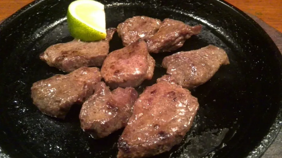 何の肉かって？
何だと思います？
カンガルーでございまする。
久しぶりに食べました(^^)|kamekameさん