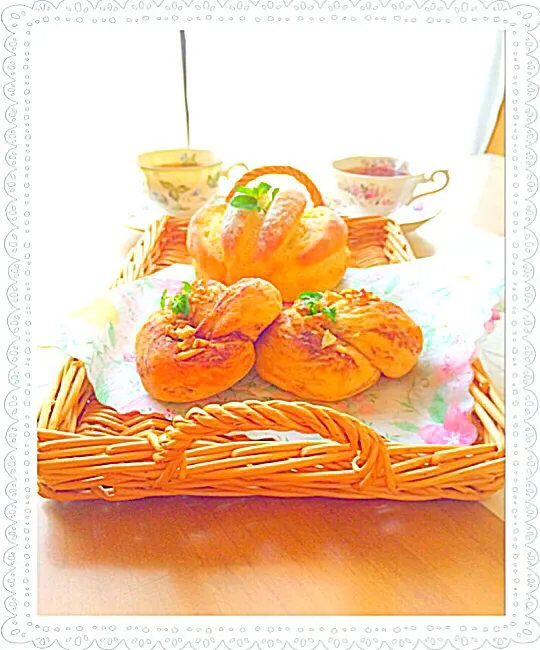 Snapdishの料理写真:ミルクハース＆ココア胡桃パン💗Sho-koさんの料理 Today Morning Bread is ダブルミルクハース|くうちゃんさん