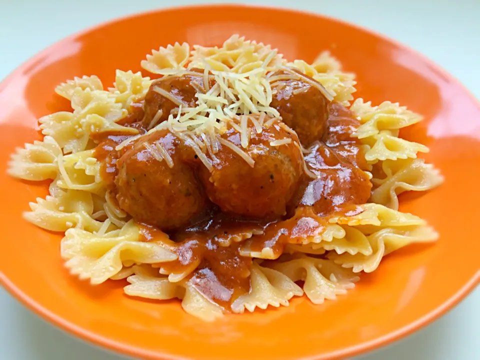 Farfalle al sugo di pomodoro e polpette|Bruno Pereira Cardosoさん