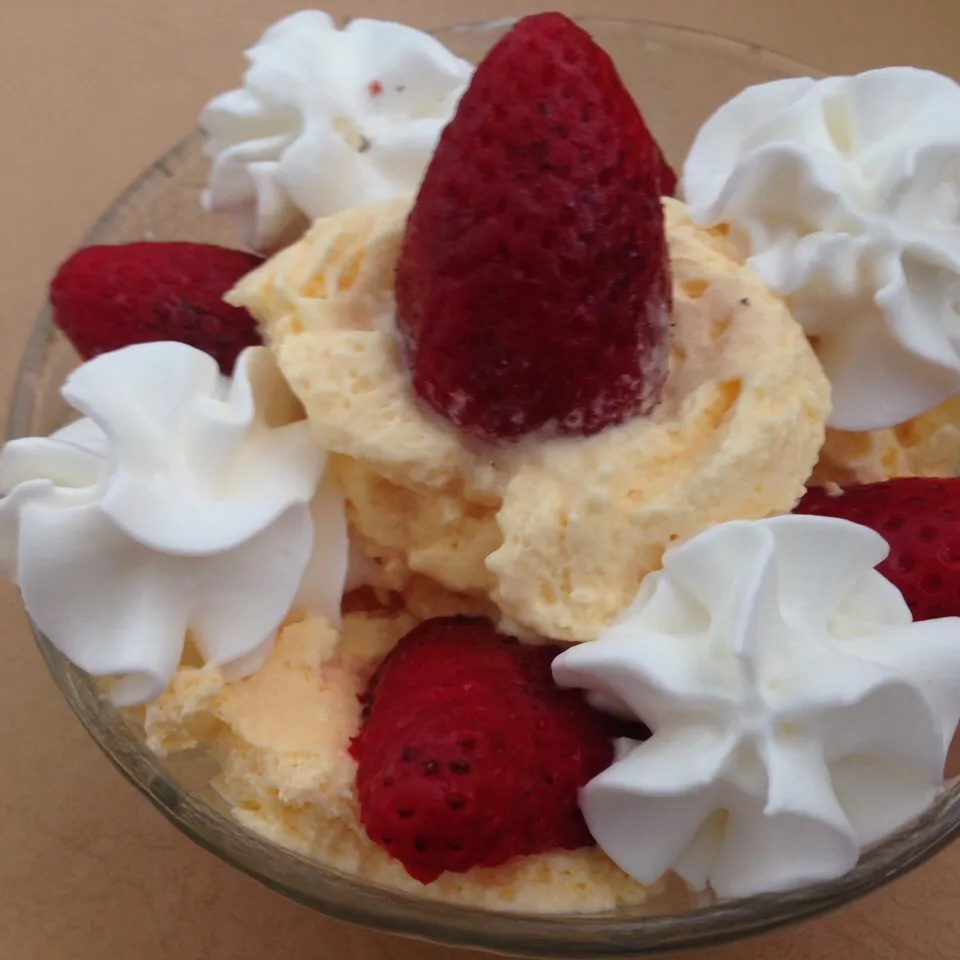 Snapdishの料理写真:Helado vainilla francesa con fresas y crema|Justo Romeroさん