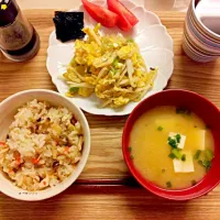 Snapdishの料理写真:朝ごはん #きのこごはん、味噌汁、もやし炒め|はなみどんさん