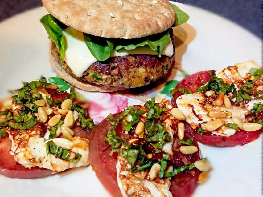 cremini mushroom burger with caprese salad|Jiraphon Gさん