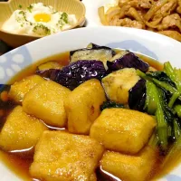 高野豆腐の揚げ煮です。もっちり♪したお豆腐に、あんが程よく絡んで。食感も楽しい１品です☆