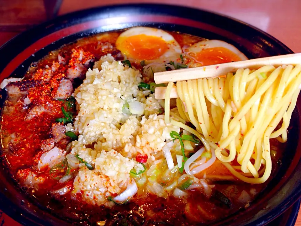 ＠元祖にんにくラーメン笑楽「煮玉子うま辛ラーメン♪ ニンニクがばがば入りで！ヾ(＠⌒ー⌒＠)ノ」|TETSU♪😋さん