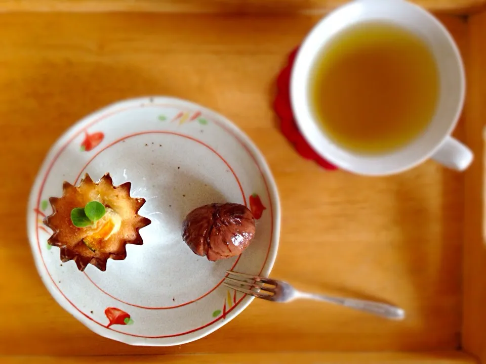 Snapdishの料理写真:🎃秋のおやつタイム🌰かぼちゃケーキ×栗の渋皮煮|かわちさん