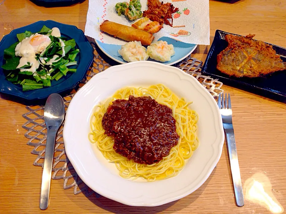 自家製ミートソース、小松菜サラダ、カレイの唐揚げ、お惣菜😂|Mikiさん