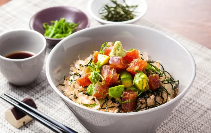 まぐろとアボカドの鉄火丼|いいだし、いい鰹節。ヤマキさん