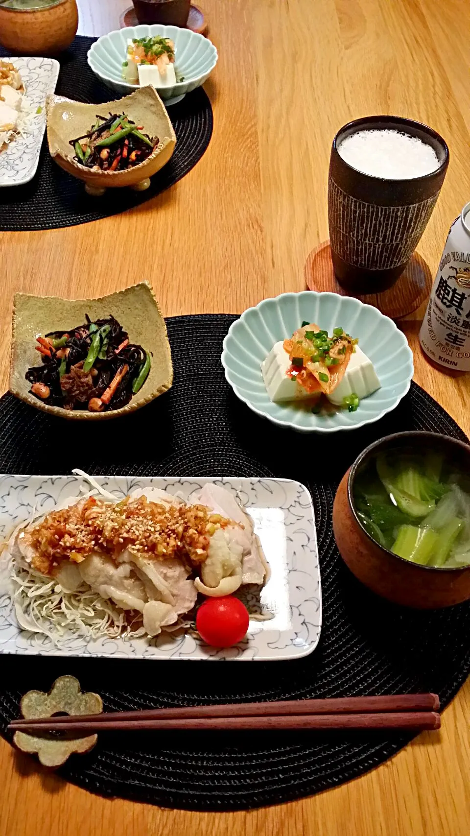 本日の晩御飯。茹鶏の香味ソース、ヒジキの煮物、キムチ奴、茹鶏のスープ。|Manabu  Yamasakiさん