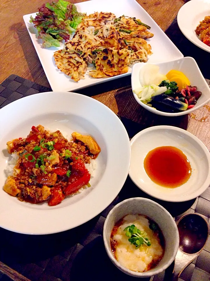 トマト入り麻婆豆腐🍅ニンニクの芽と豚バラ、もやしのチヂミ🍀長芋とろろ、お漬物💛|まみりんごさん