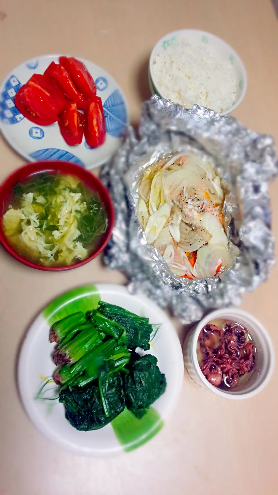 鮭のホイル焼き
ほうれん草のお浸し
生トマト
豆苗と卵溶きスープ|時雨さん