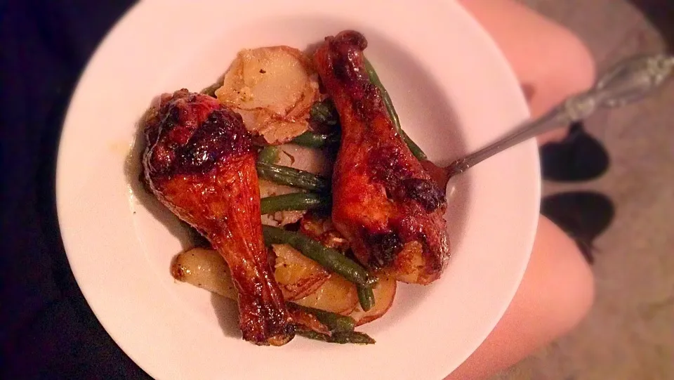 Snapdishの料理写真:Spicy honey roasted chicken with garlic potatoes and green beans|Elise Templetさん