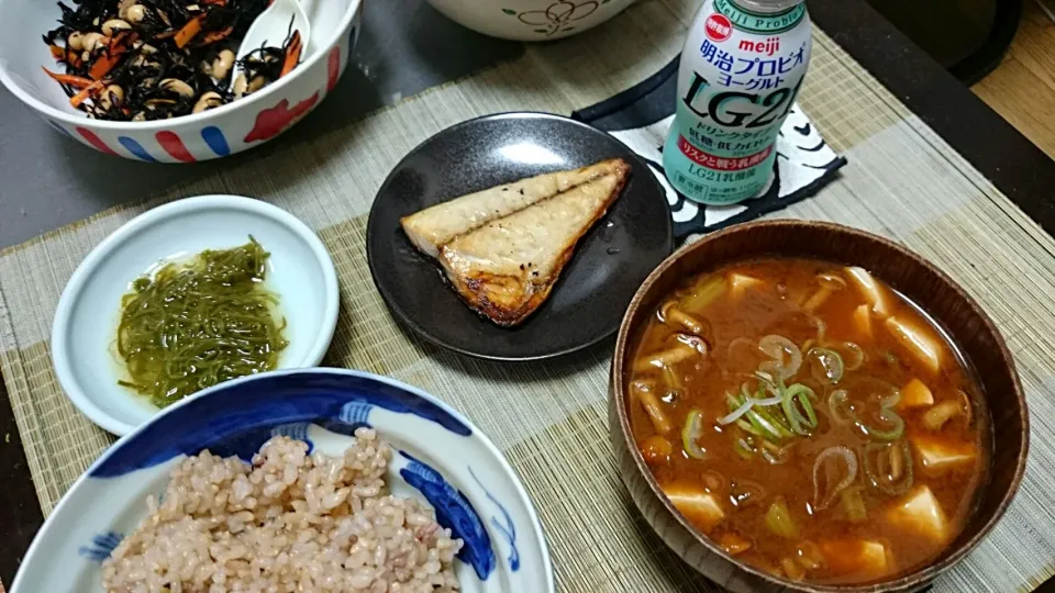 鯖の塩焼き＆めかぶ＆豆腐となめこの味噌汁|まぐろさん