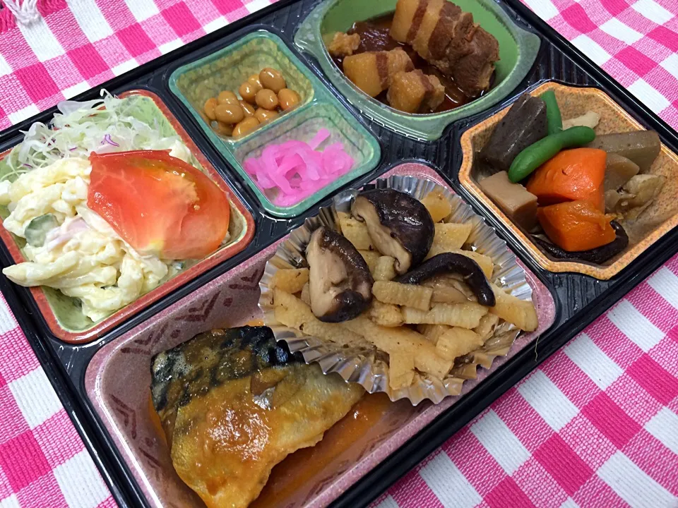 豚の角煮と大根煮 日替わり弁当 豊川市御油町から宅配します|Naokazu Kuritaさん