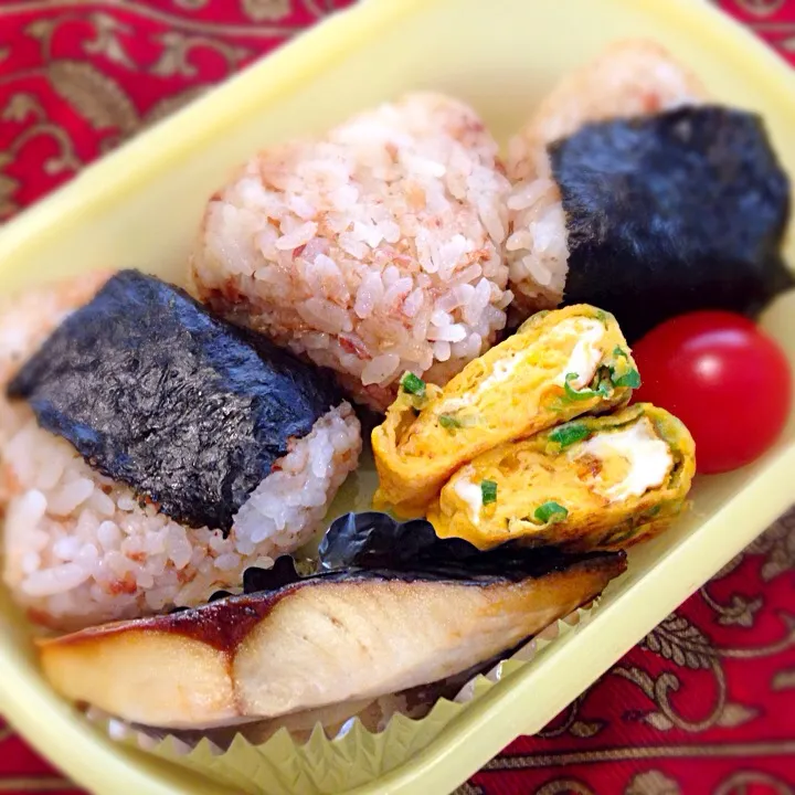 おかかとオリーブのおむすび🍙弁当|もえさん