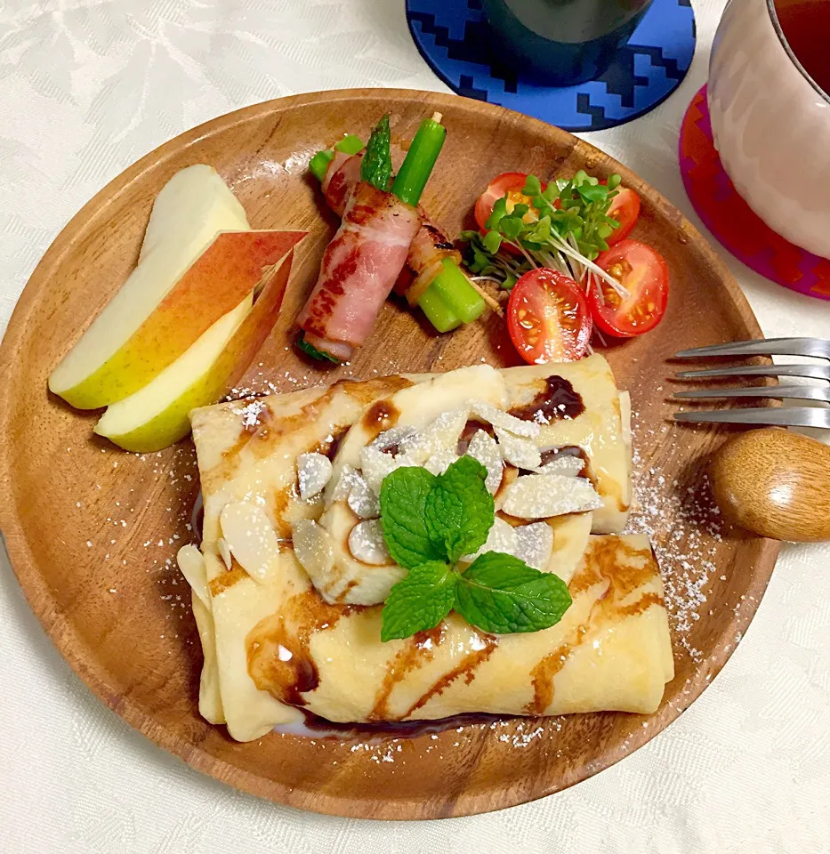 Banana and yogurt crepes, asparagus and bacon rolls, fuji apple and cherry tomato salad|Kumigarさん