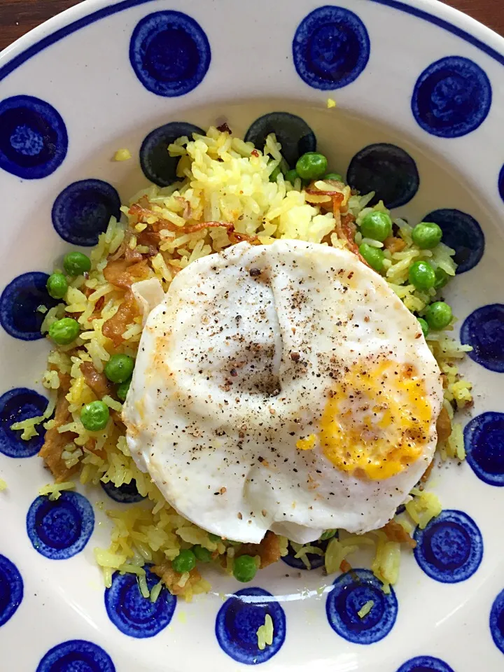 Power bowl! Egg, fried rice, seitan, shallots, peas|Matthew Cashenさん