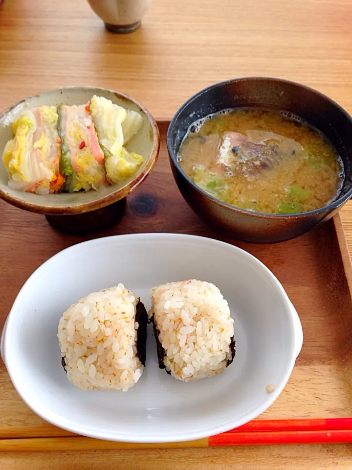 Snapdishの料理写真:柚子胡椒と七味のおにぎり・石狩の浜・鯖缶味噌汁|koinasubiさん