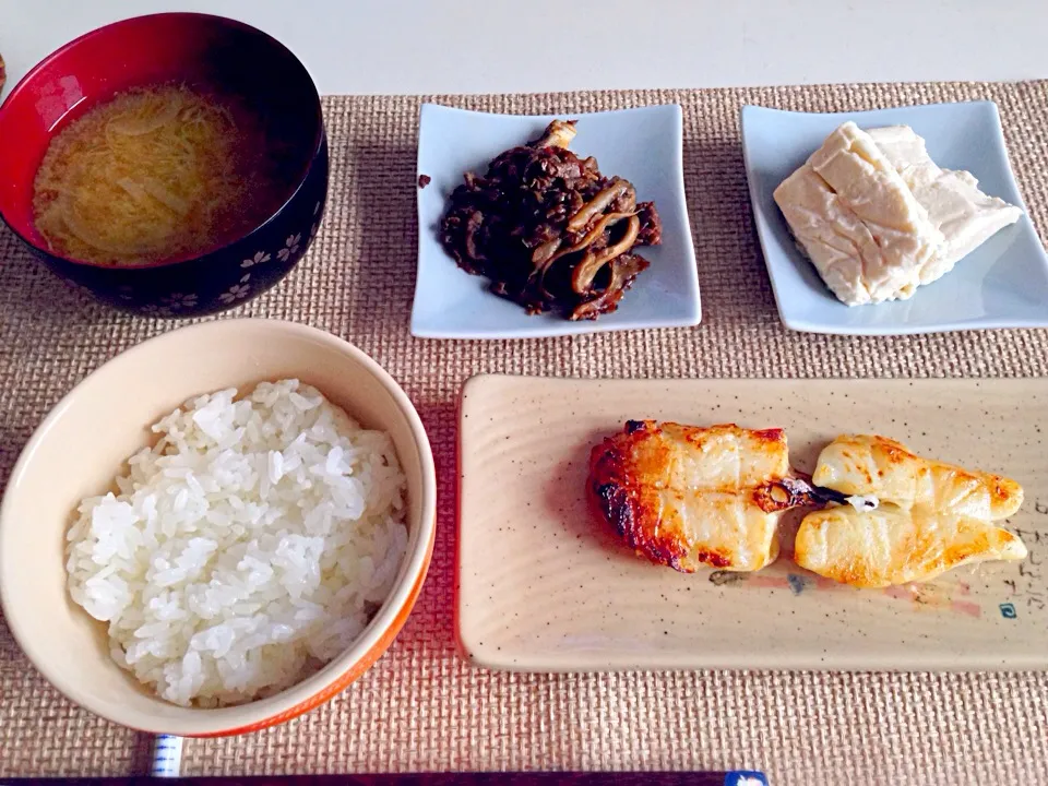 むきがれい西京漬 牛肉と舞茸のピリ辛炒め 湯葉 キャベツ玉葱の味噌汁|にゃろめさん