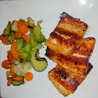 Snapdishの料理写真:Blackened lemon pepper salmon with garlic parm. Vegetables|Carolina Noel Nickeyさん