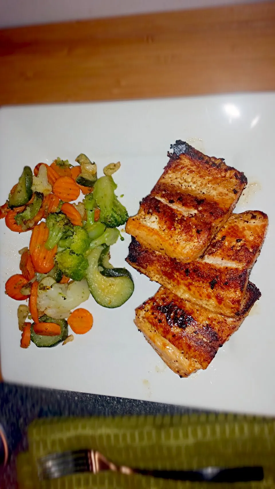 Blackened lemon pepper salmon with garlic parm. Vegetables|Carolina Noel Nickeyさん