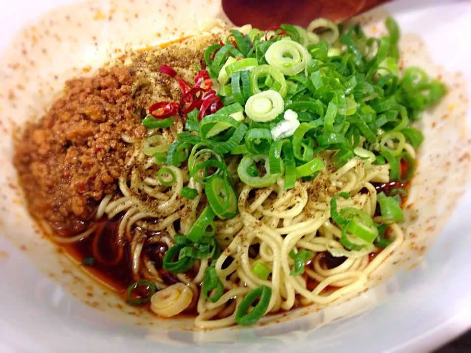 Snapdishの料理写真:【広島汁なしタンタン麺】🍜店長のオススメを聞き、麺を十回以上まぜまぜまぜて、いただきま〜す😆✨🎉ランチにはご飯がサービス👏残りの汁に入れ、ウマーーーイ！❤️|Tanni Kaさん