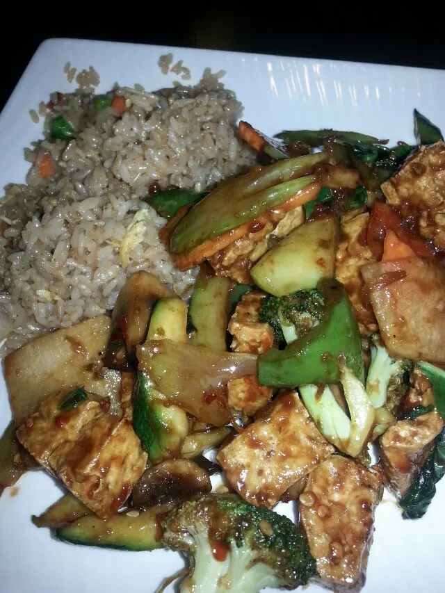 aNother great lunch from chef KeVin.  tofu mix veggies with spicy Thai basil sauce and fried rice.|Polly Gelfusoさん