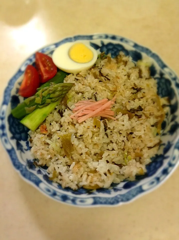 Snapdishの料理写真:Today's JK lunch plate. 高菜炒飯。都民の日でガッコー休み。|hoppycowさん