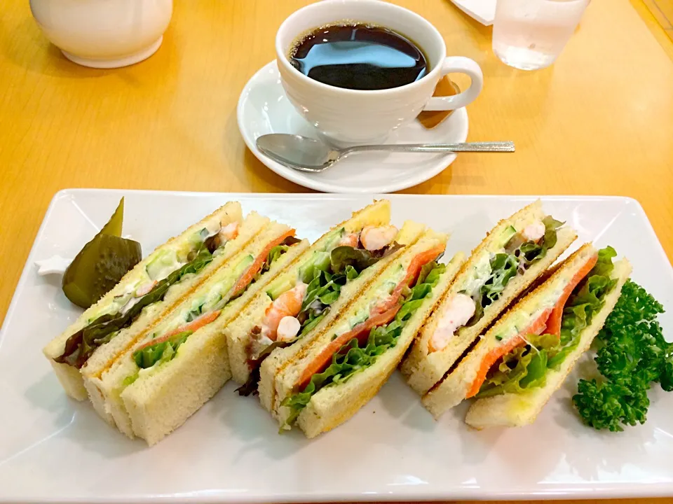 スモークサーモンと海老サラダのサンドイッチ|まるまさん