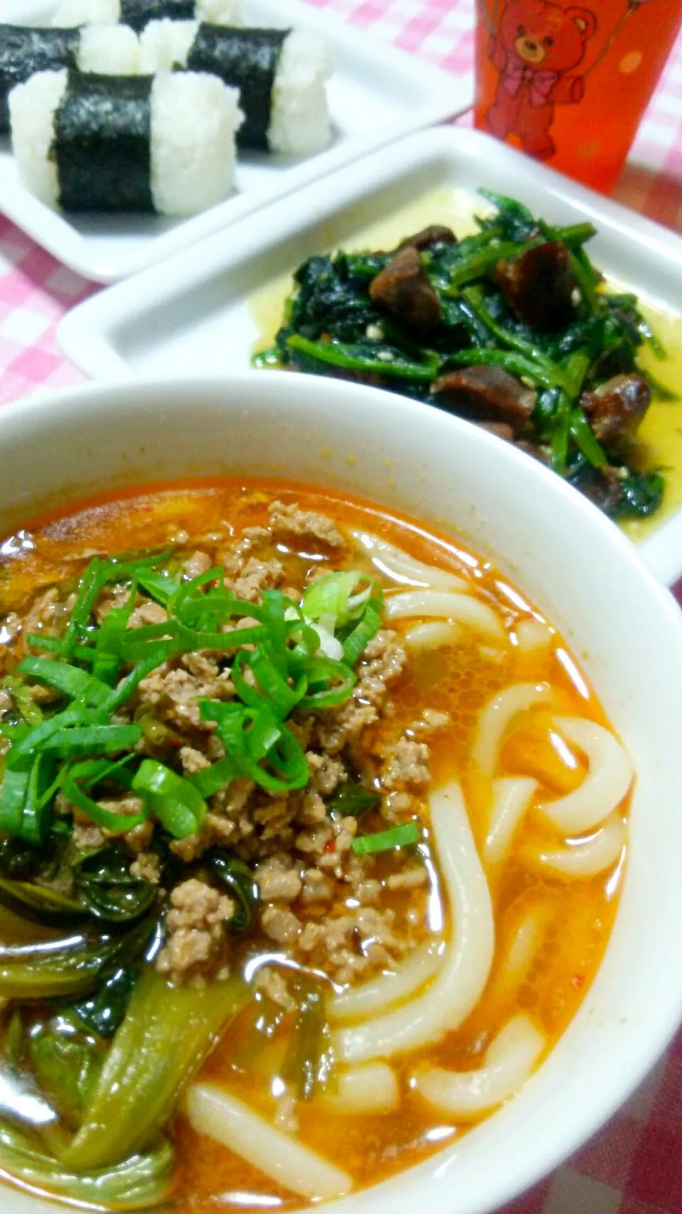 担々うどん(豚挽肉･青ねぎ･チンゲン菜･すりごま)、青菜炒め(ほうれん草･砂肝･にんにく･生姜)、俵塩むすび|まあるさん