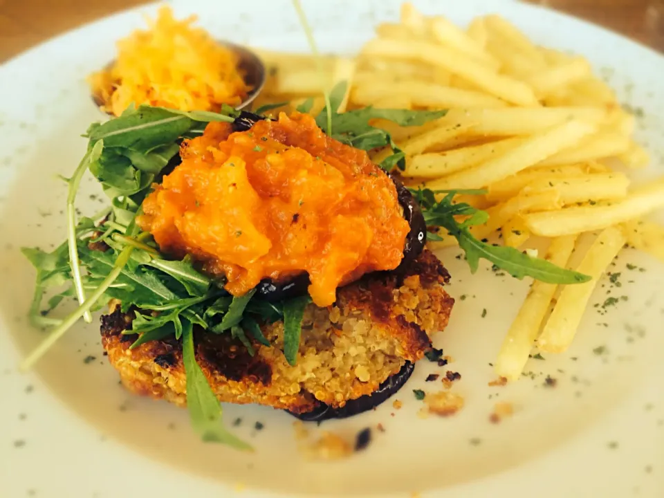 Bunless veg and quinoa crumbed burger with fries|Sergio Lacuevaさん