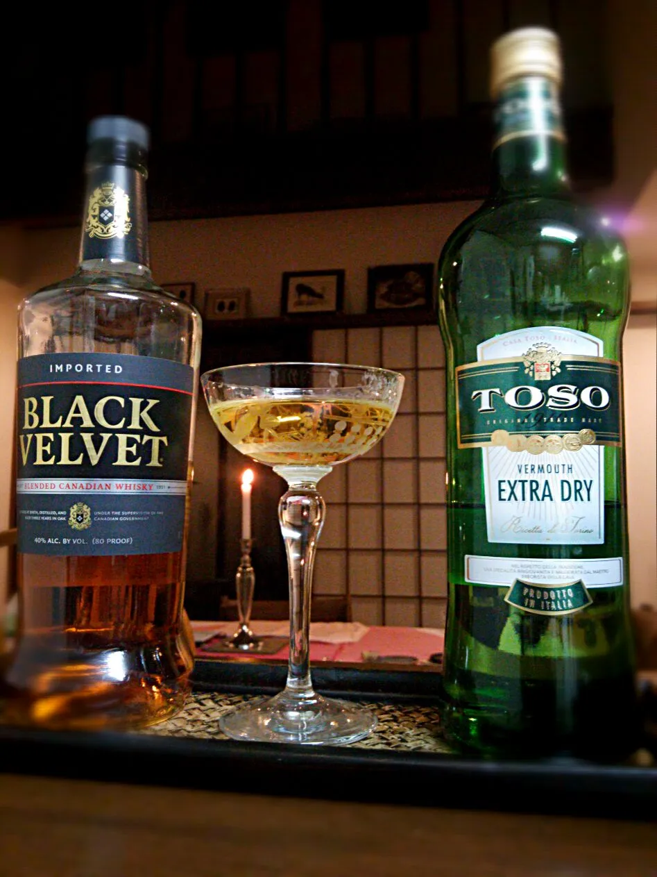 The cocktail @ my bar counter for tonight!
Italian vermouth with Canadian whisky with my favorite Murano glass!|quitaさん