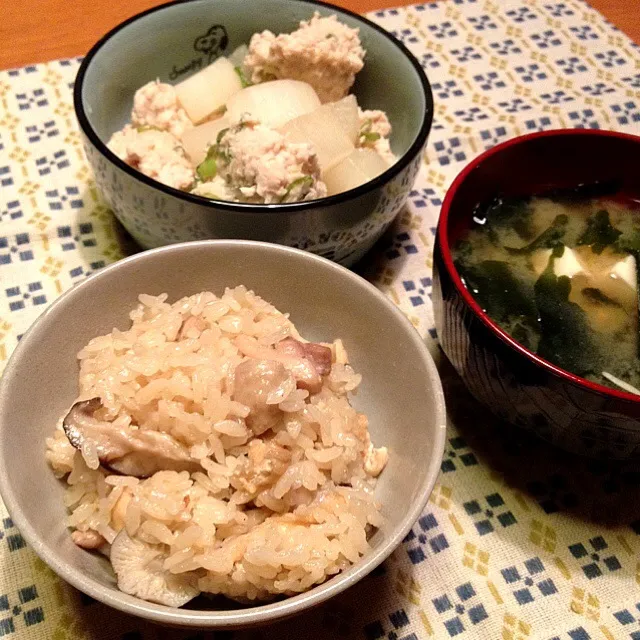 炊き込みごはん、大根と鶏つくねの煮物、豆腐とわかめのお味噌汁|あすかさん