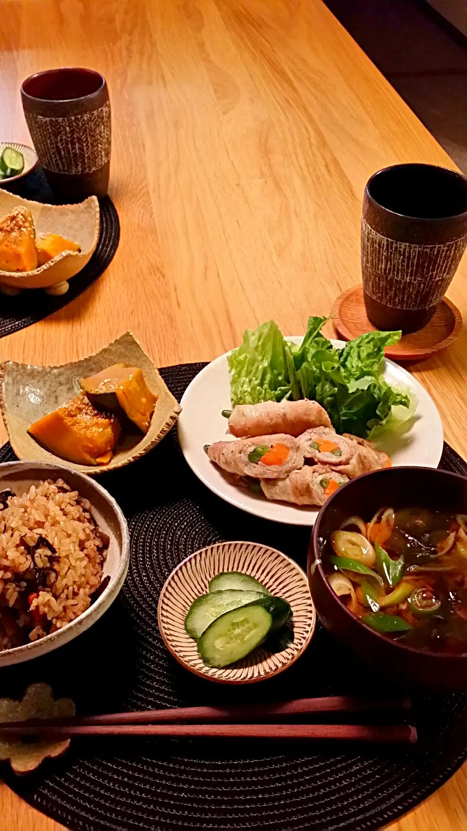 ヒジキと大豆の炊込みご飯、カボチャ煮物、野菜の肉巻き、長葱の味噌汁。キュウリの糠漬け。|Manabu  Yamasakiさん