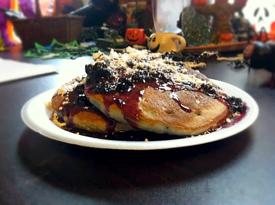 Homemade bluberry pancakes with homemade bluberry jam ..... With powdered sugar|AliceMillyaさん