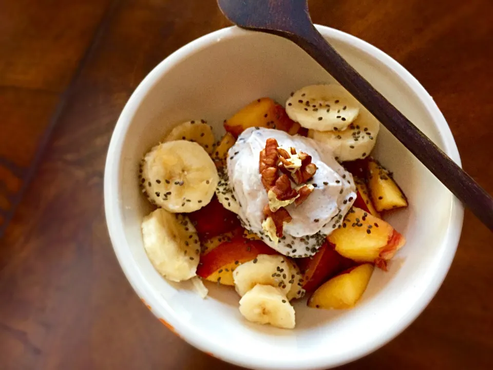 Banana & peach Fruit bowl with cinnamon agave Greek yogurt, chia seeds, and pecans|victoria valerioさん