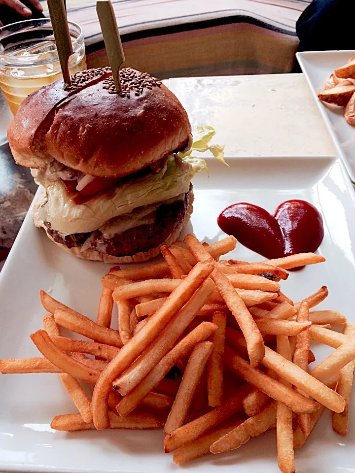 キャプテンカンガルー スペシャルバーガー🍔|大城 円さん