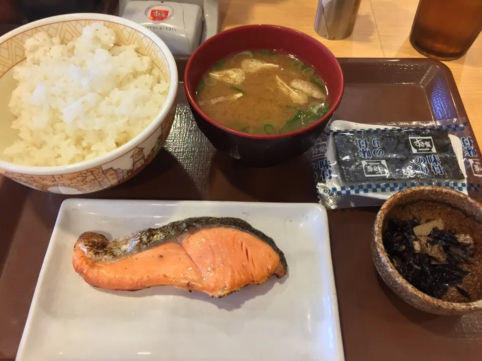 すき家の鮭定食。|東京ライオンズさん