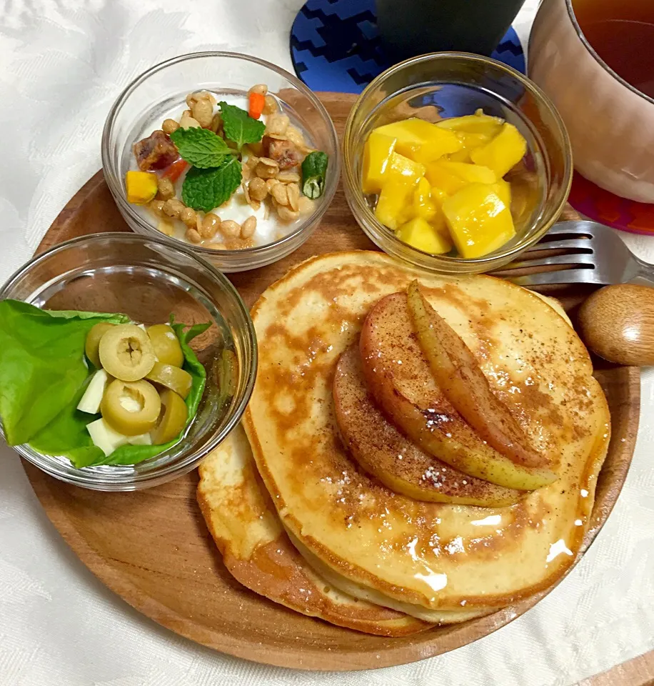 Snapdishの料理写真:Breakfast: Apple and cinnamon pancakes, yogurt and granola, mango, olives and cheese|Kumigarさん