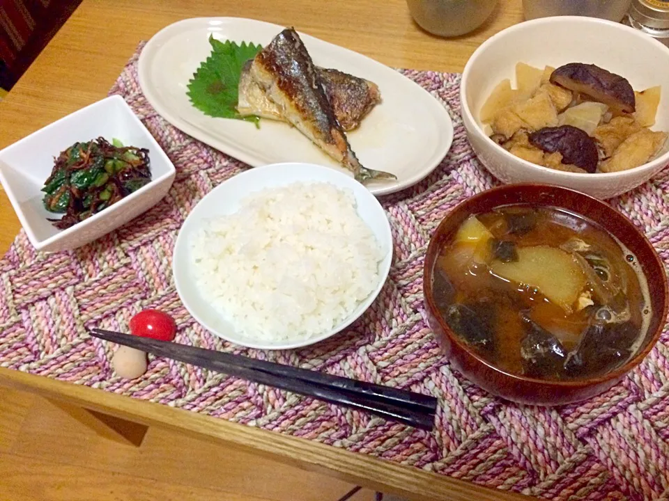 Snapdishの料理写真:朝ごはん★秋刀魚の塩焼き、大根と油揚げの煮物、小松菜と切り干し大根、塩昆布の和え物、みそ汁、ごはん|ハルさん