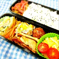 10月02日
息子弁当󾦀

☆スクランブルエッグ
☆ポーク生姜焼き
☆きんぴらごぼう
☆マカロニサラダ
☆肉団子
☆アスパラコーンチーズ焼き
☆ミニトマト
☆牛肉煮と紅生姜

朝晩寒くなってきました。
温かい保温弁当箱に切り替えようか、まだ日中は暑いからも少し先か、迷います(^_^;)|さとりさん