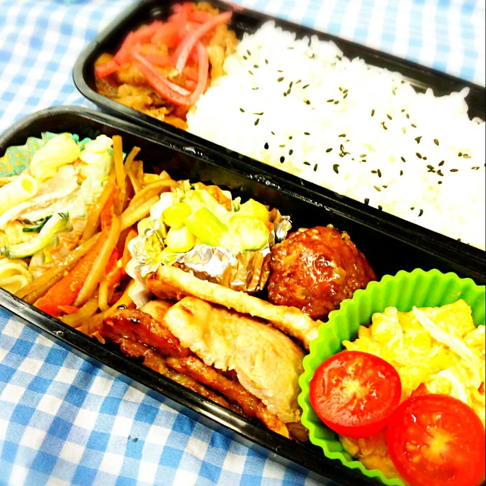 Snapdishの料理写真:10月02日
息子弁当󾦀

☆スクランブルエッグ
☆ポーク生姜焼き
☆きんぴらごぼう
☆マカロニサラダ
☆肉団子
☆アスパラコーンチーズ焼き
☆ミニトマト
☆牛肉煮と紅生姜

朝晩寒くなってきました。
温かい保温弁当箱に切り替えようか、まだ日中は暑いからも少し先か、迷います(^_^;)|さとりさん