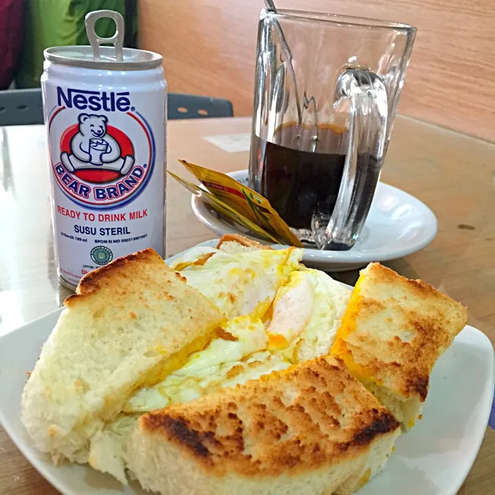 Roti bakar + mata sapi; kopi + susu encer|Meliaさん