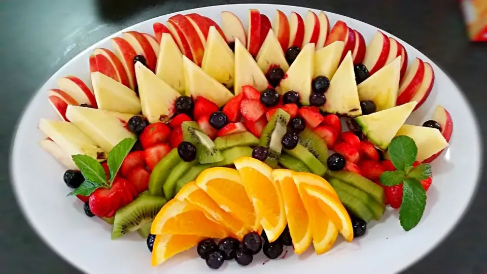 rainbow fruit platter|Luke Smithさん